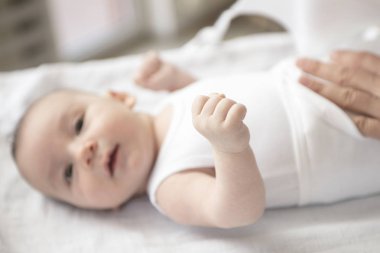 Banyo sonra bebeği ile oynarken annesi