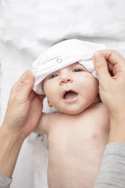 Mamma gioca felicemente con il suo bambino dopo aver fatto il bagno — Foto Stock