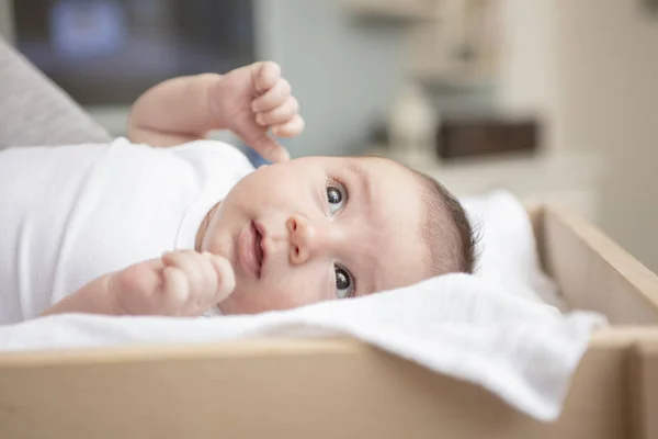 Mamma gioca felicemente con il suo bambino dopo aver fatto il bagno — Foto Stock