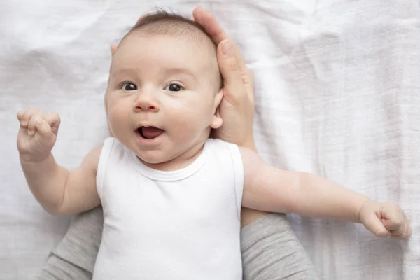 Madre jugando felizmente con su bebé después de bañarse — Foto de Stock