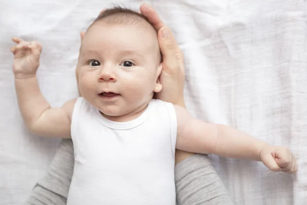 Madre jugando felizmente con su bebé después de bañarse — Foto de Stock