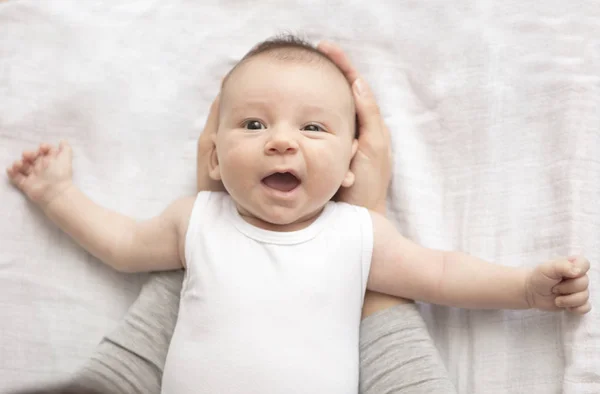 Madre jugando felizmente con su bebé después de bañarse — Foto de Stock