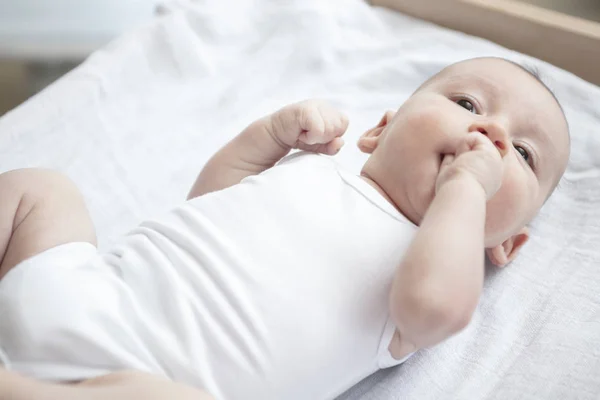 Mamma gioca felicemente con il suo bambino dopo aver fatto il bagno — Foto Stock