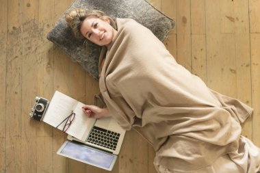 kadın oturma odasında bilgisayar üzerinde arkadaşlarınızla iletişim kurar