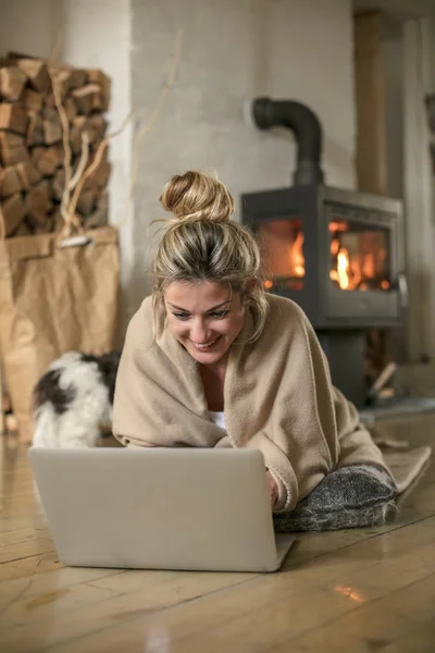 Mooie Jongedame Woonkamer Zit Vloer Communiceert Met Vrienden Computer Bedekt — Stockfoto