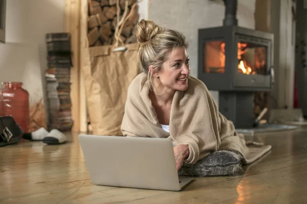 Vrouw in de woonkamer communiceert met vrienden via de computer — Stockfoto