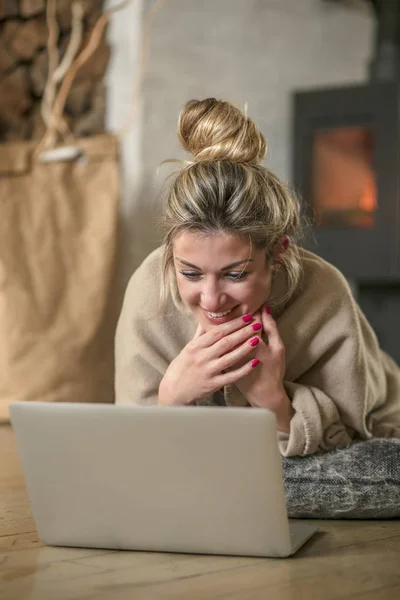 Vrouw in de woonkamer communiceert met vrienden via de computer — Stockfoto