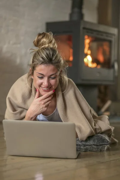 Vrouw in de woonkamer communiceert met vrienden via de computer — Stockfoto