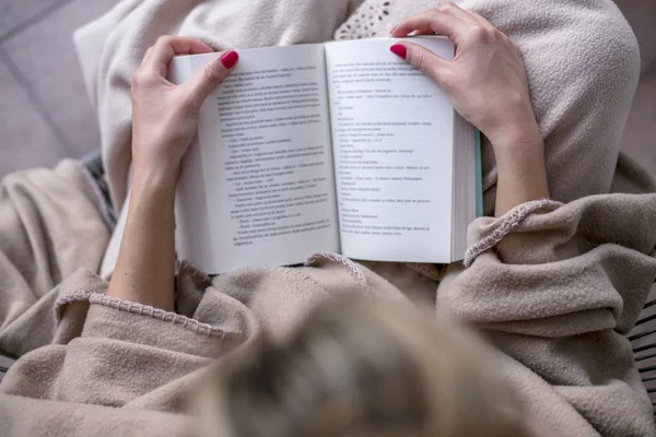 Жінка сидить і читає книгу на терасі — стокове фото