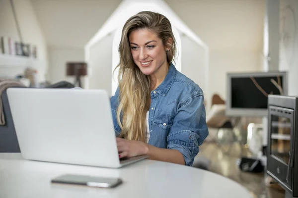 Jonge Mooie Vrouw Werkt Voor Een Computer Vanuit Een Huis — Stockfoto