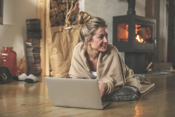 Mooie Jongedame Woonkamer Zit Vloer Communiceert Met Vrienden Computer Bedekt — Stockfoto