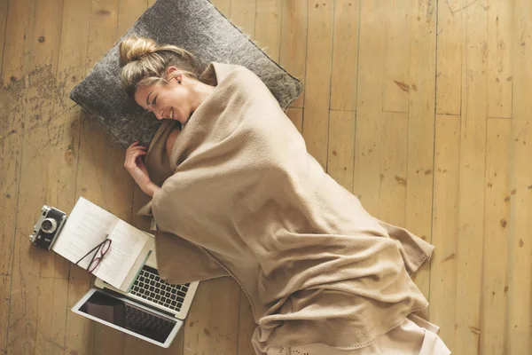 Young Beautiful Woman Living Room Lying Floor Communicates Friends Computer — Stock Photo, Image