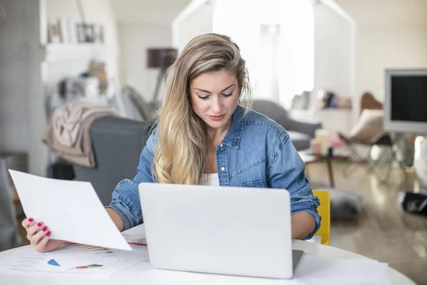 Kadın bir evden bilgisayarda çalışıyor — Stok fotoğraf