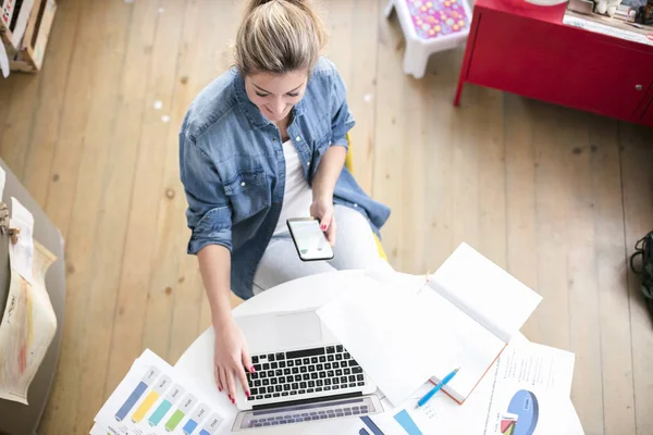 La donna lavora su computer da una casa — Foto Stock