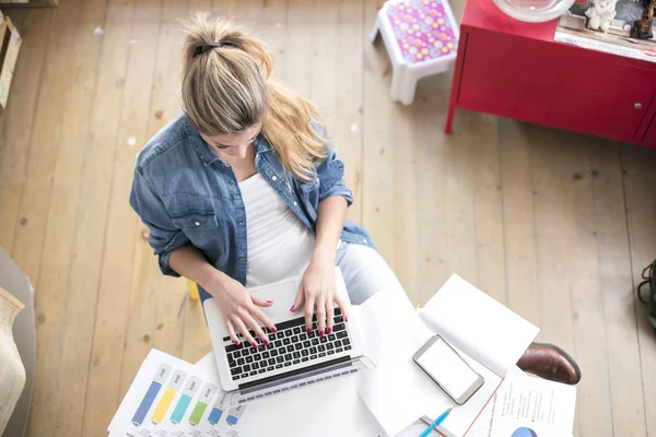 Frau arbeitet von zu Hause aus am Computer — Stockfoto