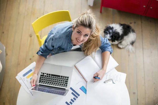 Woman works on computer from a home — Stock Photo, Image