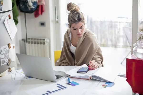 La donna lavora su computer da una casa — Foto Stock