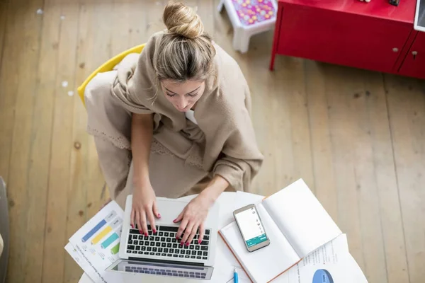 Frau arbeitet von zu Hause aus am Computer — Stockfoto