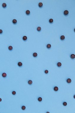 Mavi arka plan üzerinde renkli meyve desen taze yaban mersini Üstten Görünüm