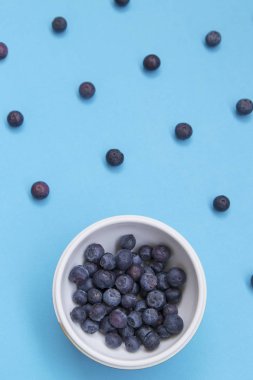 Mavi arka plan üzerinde renkli meyve desen taze yaban mersini Üstten Görünüm