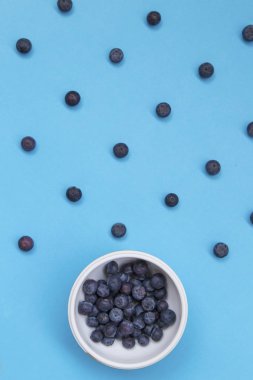 Mavi arka plan üzerinde renkli meyve desen taze yaban mersini Üstten Görünüm