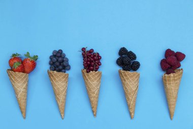 Top ile taze çilek, gözleme görünümünü açık mavi renkli ev yapımı dondurma yapma