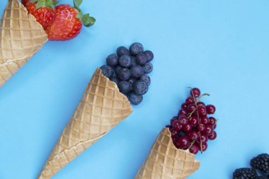 Top ile taze çilek, gözleme görünümünü açık mavi renkli ev yapımı dondurma yapma
