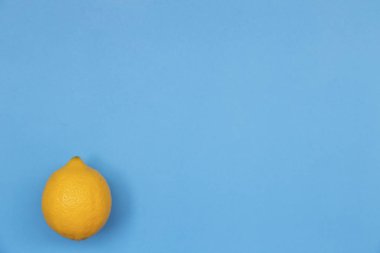 Mavi arka plan üzerinde renkli meyve desen taze limon Üstten Görünüm