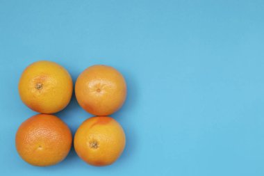 Mavi arka plan üzerinde renkli meyve desen taze portakal ve greyfurt Üstten Görünüm