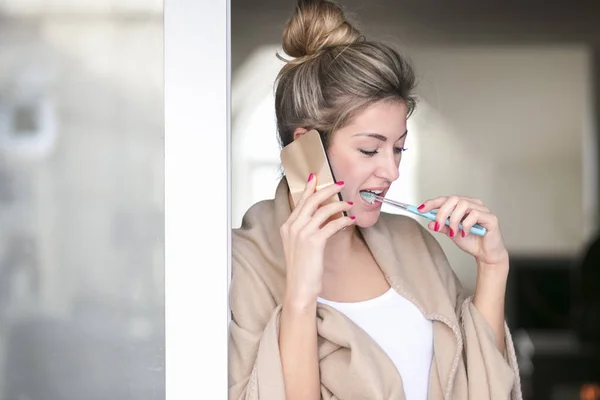 Bella Donna Mezza Età Lava Denti Mantiene Igiene Della Bocca — Foto Stock