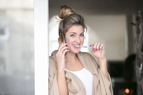 Beautiful Middle Aged Woman Brushes Her Teeth Maintains Mouth Hygiene — Stock Photo, Image