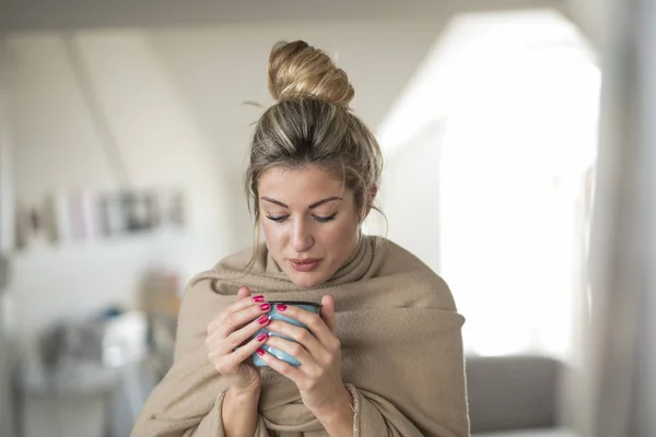 Bella Donna Mezza Età Beve Bicchiere Soggiorno Freddo Vestito Becouse — Foto Stock