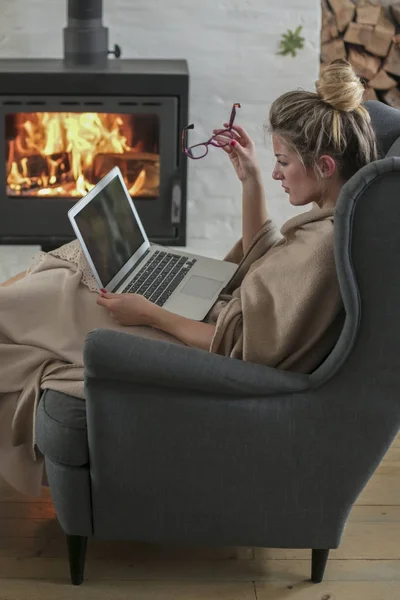 벽난로 여자는 거실에서 집에서 노트북에서 비즈니스 프로젝트에 — 스톡 사진