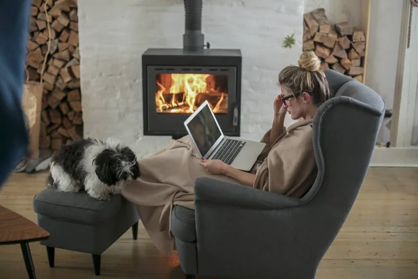 Beautiful Middle Aged Woman Next Fireplace Relaxes Living Room Works — Stock Photo, Image