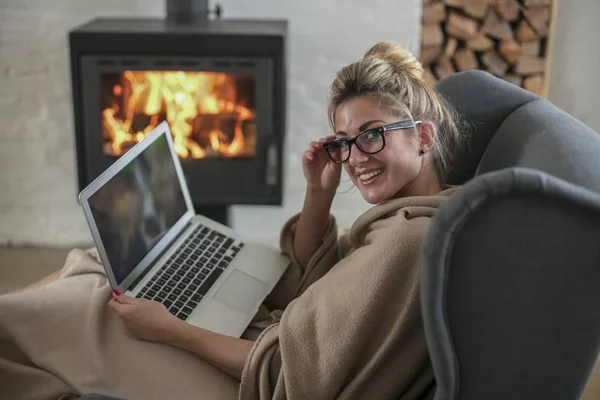 Mooie Middelbare Leeftijd Vrouw Naast Open Haard Woonkamer Ontspant Werkt — Stockfoto