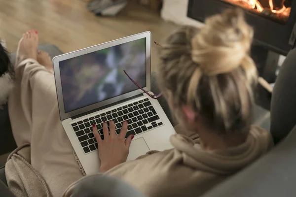 Mooie Middelbare Leeftijd Vrouw Naast Open Haard Woonkamer Ontspant Werkt — Stockfoto