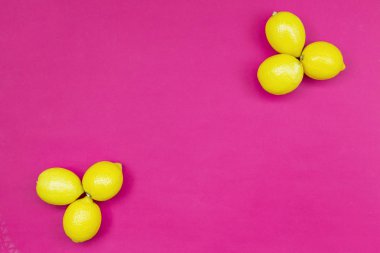 Pembe bir arka plan üzerinde renkli meyve desen taze limon Üstten Görünüm