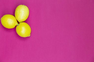 Pembe bir arka plan üzerinde renkli meyve desen taze limon Üstten Görünüm