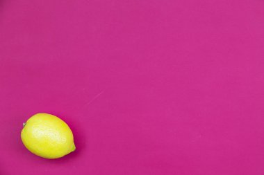 Pembe bir arka plan üzerinde renkli meyve desen taze limon Üstten Görünüm