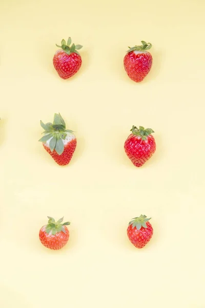 Draufsicht Auf Bunte Fruchtmuster Von Frischen Erdbeeren Auf Gelbem Hintergrund — Stockfoto