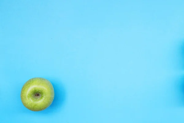 Draufsicht Auf Bunte Fruchtmuster Von Frischem Apfel Auf Blauem Hintergrund — Stockfoto