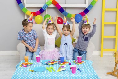 Çocukların arkadaş doğum günü kutluyor mutlu grup. Çocuklar parti.