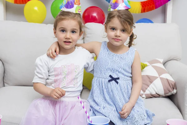 Küçük Güzel Kızlar Doğum Günü Kutlamak Doğum Günün Kutlu Olsun — Stok fotoğraf