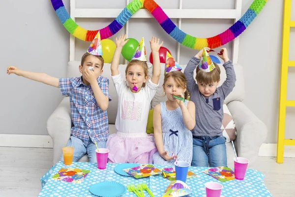 Joyeux Groupe Enfants Célébrant Anniversaire Des Amis Fête Des Enfants — Photo