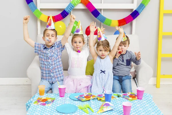 Grupo Feliz Crianças Que Celebram Amigos Aniversário Festa Crianças — Fotografia de Stock