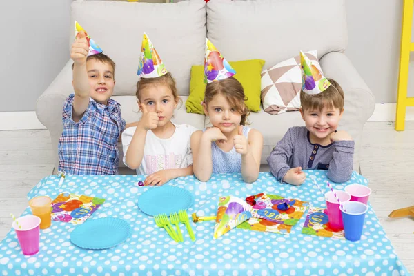 Feliz Grupo Niños Celebrando Cumpleaños Sus Amigos Fiesta Niños —  Fotos de Stock