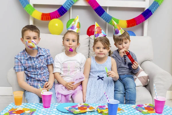 Szczęśliwy Grupa Dzieci Obchodzi Urodziny Znajomych Strony Dla Dzieci — Zdjęcie stockowe