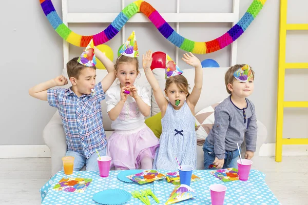 Feliz Grupo Niños Celebrando Cumpleaños Sus Amigos Fiesta Niños —  Fotos de Stock