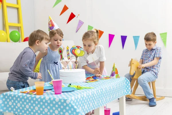 Çocukların arkadaş doğum günü kutluyor mutlu grup. Çocuklar parti.
