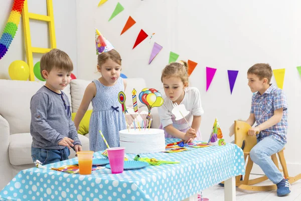 Buon Gruppo Bambini Che Festeggiano Compleanno Amici Festa Bambini — Foto Stock